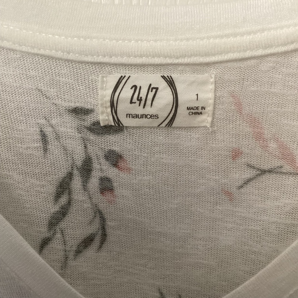 MAURICES: white and peach floral short sleeve T-shirt, size 1X - Picture 4 of 6